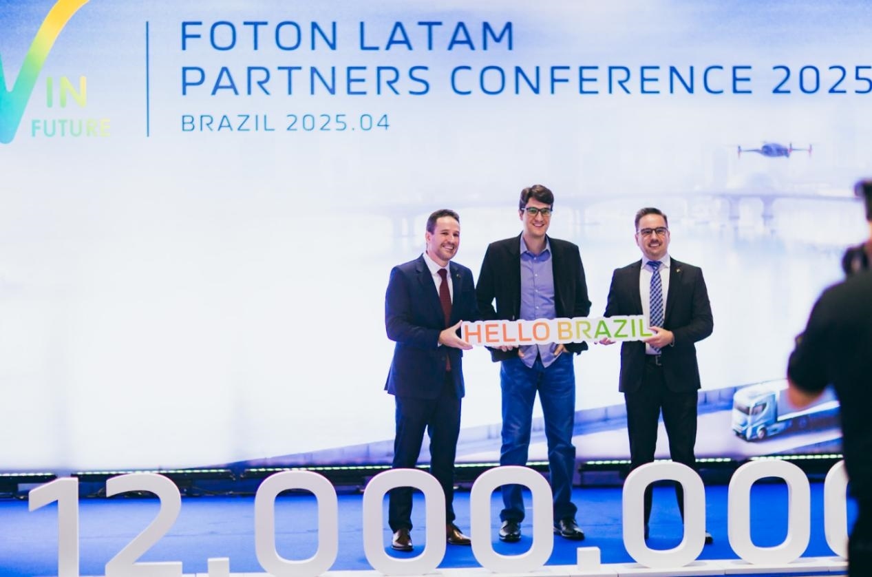 當(dāng)?shù)貢r(shí)間4月8日，福田汽車2025拉美合作伙伴大會(huì)暨巴西工廠首車下線儀式在巴西圣保羅舉行。福田巴西工廠供圖