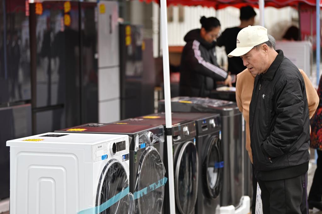 3月28日，天津市北辰區(qū)舉行2025年消費(fèi)品以舊換新惠民服務(wù)活動(dòng)，吸引眾多市民前來選購。新華社記者 李然 攝