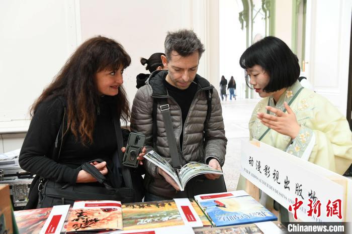 當(dāng)?shù)貢r(shí)間4月11日，2025年巴黎圖書節(jié)在巴黎大皇宮揭幕。中國(guó)出版代表團(tuán)攜千余種中國(guó)精品圖書亮相展會(huì)。 中新社記者 李洋 攝