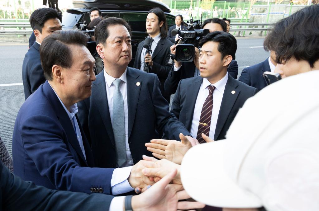 4月11日，韓國前總統(tǒng)尹錫悅（左一）在離開首爾漢南洞官邸時(shí)與支持者握手。新華社發(fā)（全休相攝）