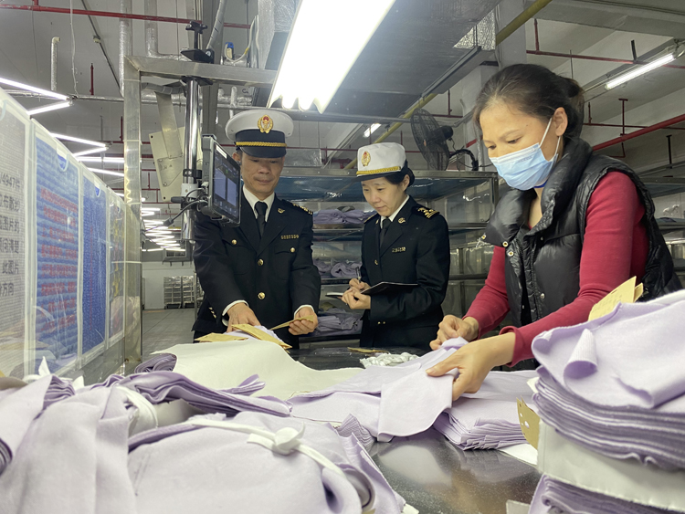 黃埔海關(guān)關(guān)員到毛織企業(yè)開展調(diào)研。周青攝