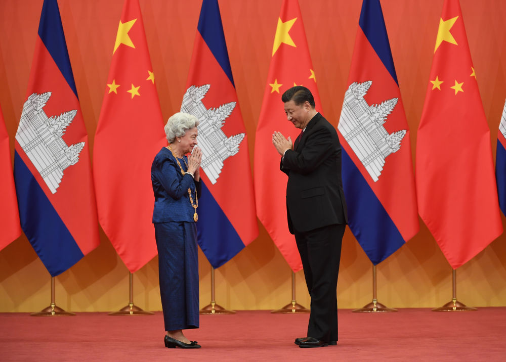 2020年11月6日，國家主席習(xí)近平在北京人民大會堂為柬埔寨太后莫尼列舉行中華人民共和國“友誼勛章”頒授儀式。