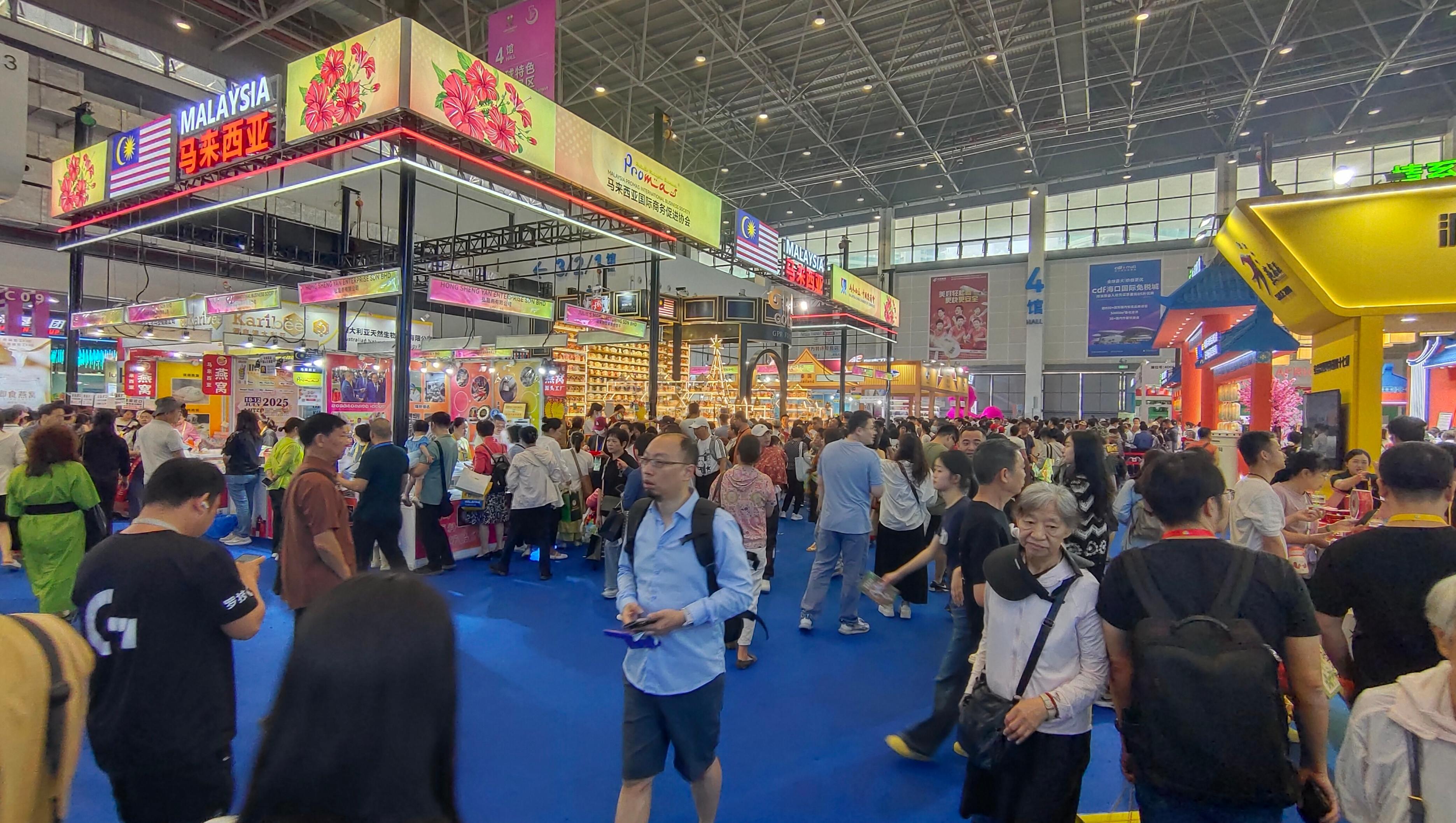 消博會(huì)迎來公眾開放日，眾多市民、客商來到展館參觀、購物。人民網(wǎng)記者 李彤?dāng)z