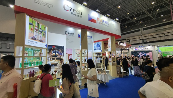 觀展者在各國展臺采購、咨詢。人民網(wǎng)記者 李彤?dāng)z