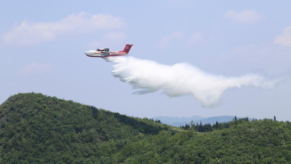 AG600飛機(jī)在四川西昌開(kāi)展典型滅火場(chǎng)景驗(yàn)證試飛科目（2023年6月攝）。新華社發(fā)（中國(guó)航空工業(yè)集團(tuán)供圖）