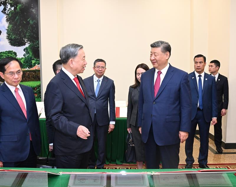 4月14日，習(xí)近平總書記在越共中央駐地同越共中央總書記蘇林舉行會(huì)談。這是會(huì)談后，兩黨總書記共同見證中越雙方簽署的45份雙邊合作文本展示。