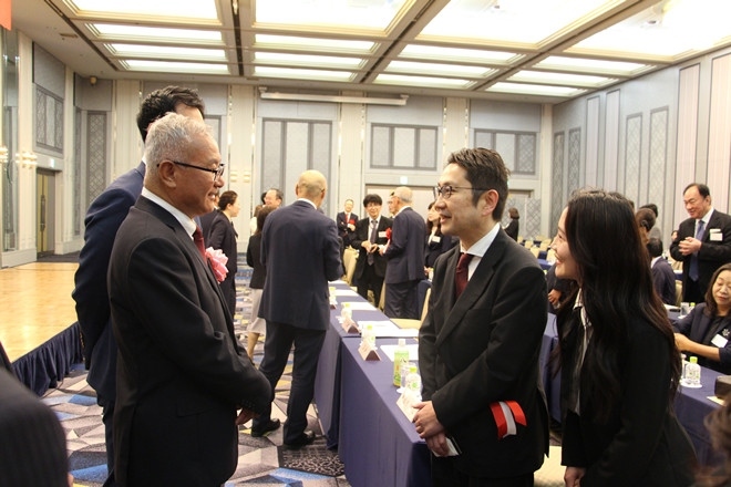 與會(huì)嘉賓熱切交流。中國駐福岡總領(lǐng)館供圖