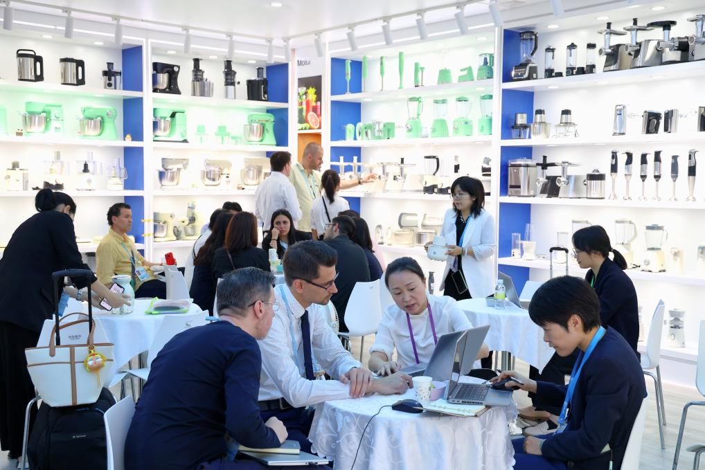 4月15日，在第137屆廣交會開幕當(dāng)天，海外客商在一家電器公司的展區(qū)洽談。 新華社記者 劉大偉 攝