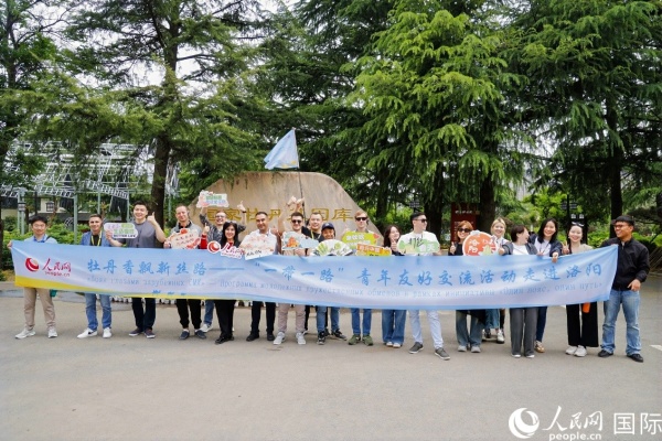 4月21日，人民網“一帶一路”青年友好交流活動走進洛陽。人民網記者 魯揚攝
