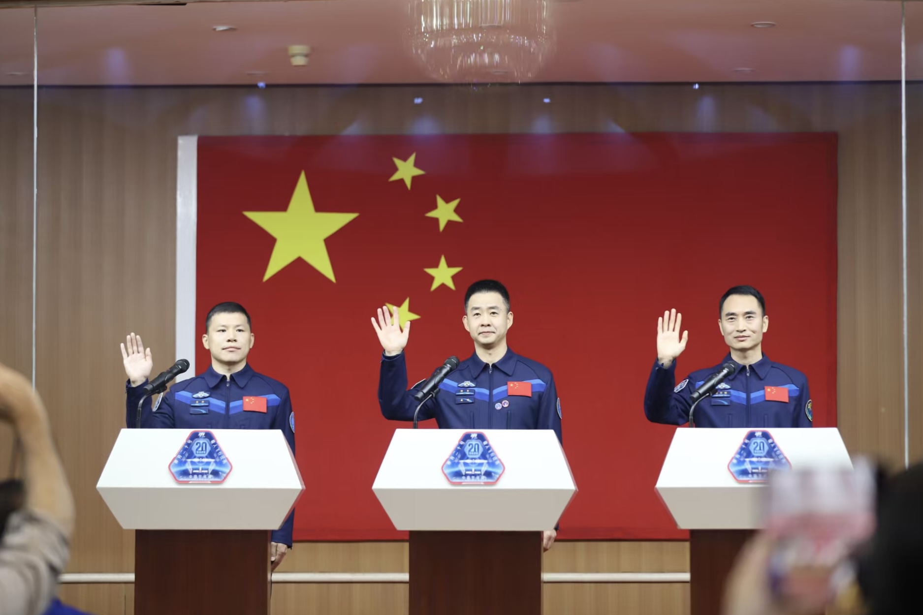 4月23日，神舟二十號航天員乘組在酒泉衛(wèi)星發(fā)射中心問天閣與中外媒體記者集體見面。人民網(wǎng)記者 黃帆攝