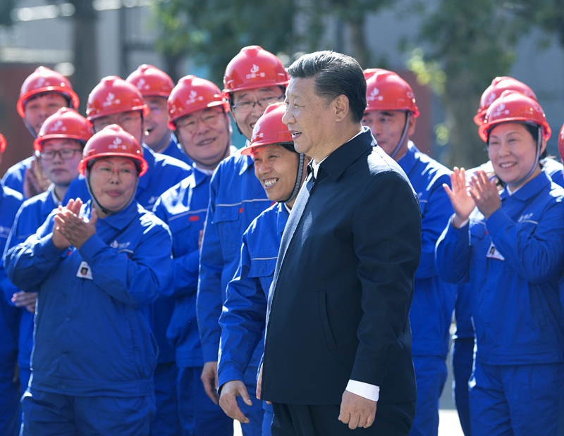 2018年9月26日，在中國一重集團(tuán)，習(xí)近平總書記走到工人中間，同大家親切交流。