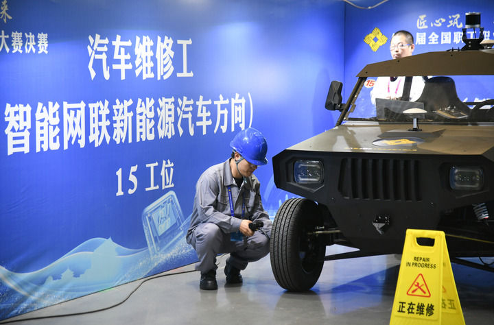 2024年9月11日，由全國總工會(huì)、人力資源和社會(huì)保障部等單位主辦的第八屆全國職工職業(yè)技能大賽決賽在陜西開幕。這是選手在位于西安國際會(huì)展中心的比賽場地參加汽車維修工（智能網(wǎng)聯(lián)新能源汽車方向）工種比賽。新華社記者 張博文 攝