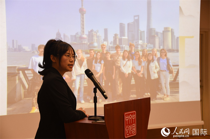 斯德哥爾摩考試中心經(jīng)理陳曦介紹“漢語水平考試”情況。人民網(wǎng)記者 殷淼攝