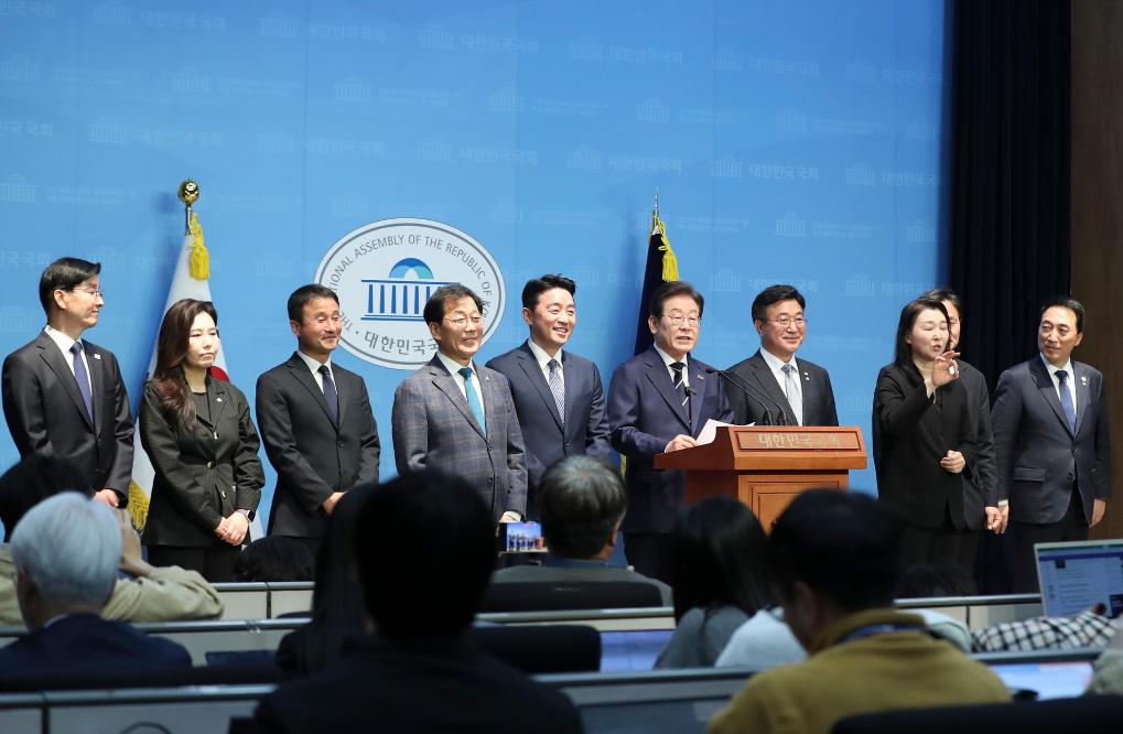 4月11日，李在明在韓國首爾舉行的新聞發(fā)布會(huì)上介紹他的總統(tǒng)競(jìng)選團(tuán)隊(duì)。新華社記者姚琪琳攝