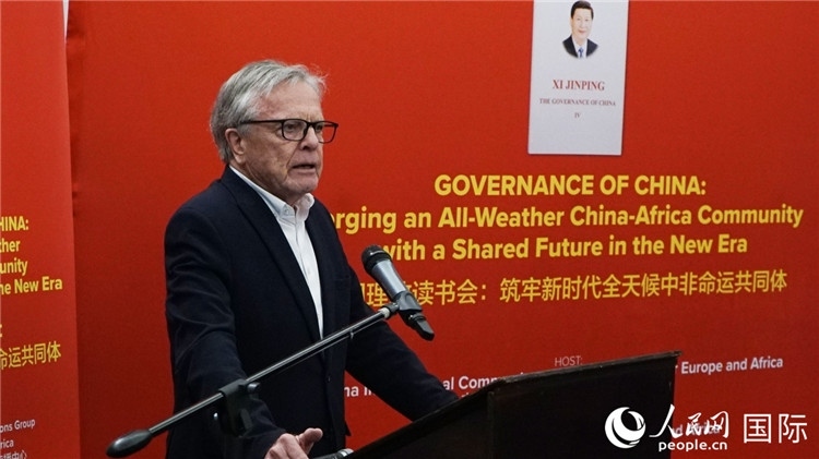 南非前駐日本、西班牙、馬達(dá)加斯加大使、浙江師范大學(xué)非洲研究院資深研究員赫特·赫羅布勒在讀書會上發(fā)言。人民網(wǎng) 劉暢攝