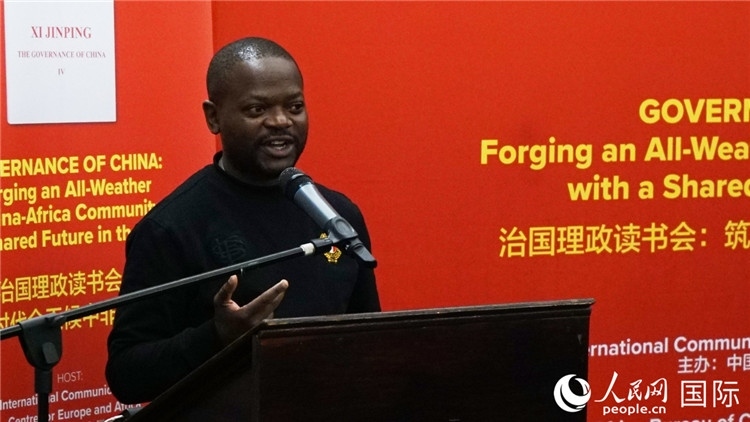 約翰內(nèi)斯堡大學(xué)非洲中國研究中心研究員葛迪恩·吉通加在讀書會上發(fā)言。人民網(wǎng) 劉暢攝