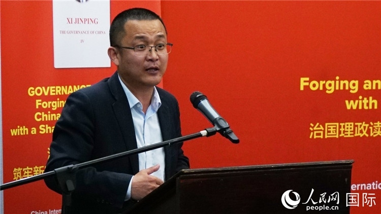 中非青年婦女協(xié)會主席、南非大學(xué)教授秦效順在讀書會上發(fā)言。人民網(wǎng) 劉暢攝