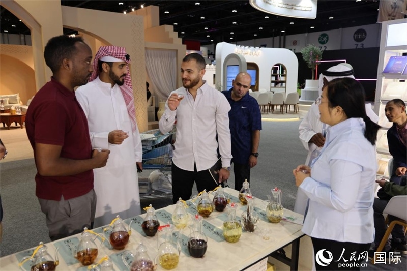 在“閱讀中國(guó)”館，當(dāng)?shù)刈x者通過(guò)品味中國(guó)茶，了解中國(guó)文化。人民網(wǎng)記者 張志文攝