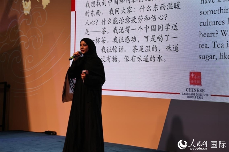 第四屆“阿聯(lián)酋眼中的中國(guó)”中文比賽上，一位阿聯(lián)酋漢語(yǔ)學(xué)習(xí)者與觀眾分享對(duì)中國(guó)茶文化的思考。人民網(wǎng)記者 張志文攝