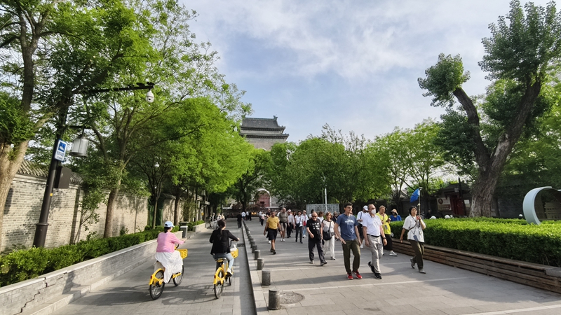 外國游客游覽北京鼓樓。人民網(wǎng)記者 李楠樺攝