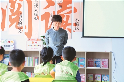 田桂月帶領(lǐng)孩子共讀繪本《點(diǎn)》。李澤罡攝