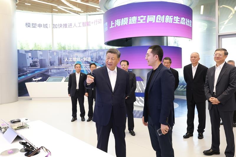 △2025年4月29日，習(xí)近平總書記在上海“模速空間”大模型創(chuàng)新生態(tài)社區(qū)，察看大模型產(chǎn)品展示。