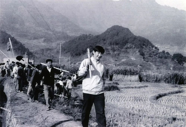 這是1989年，時(shí)任福建省寧德地委書記的習(xí)近平帶領(lǐng)地直機(jī)關(guān)千余名干部到寧德縣南漈水利工地參加清溝排障修整水渠勞動。新華社發(fā)