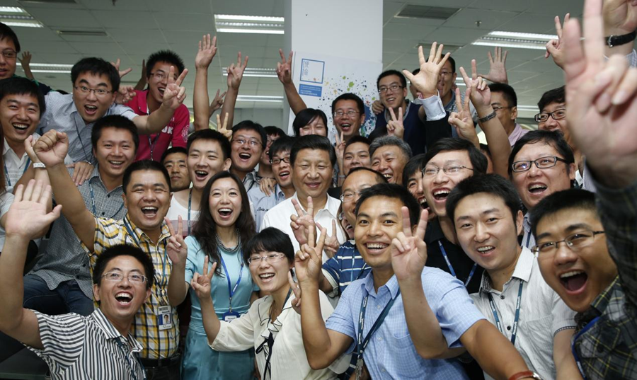 2013年8月29日，習近平總書記在東軟集團（大連）有限公司同年輕員工親切合影。新華社記者 鞠鵬 攝