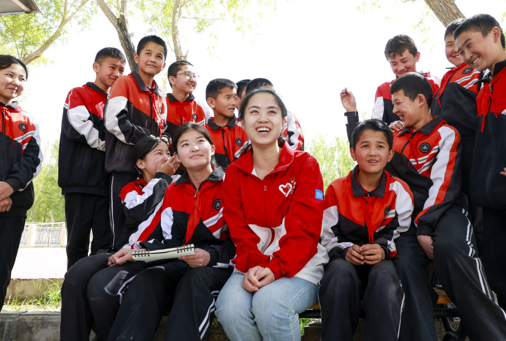 4月23日，在新疆克州阿圖什市哈拉峻鄉(xiāng)謝依特小學(xué)，支教教師高淑賢和學(xué)生們在一起。