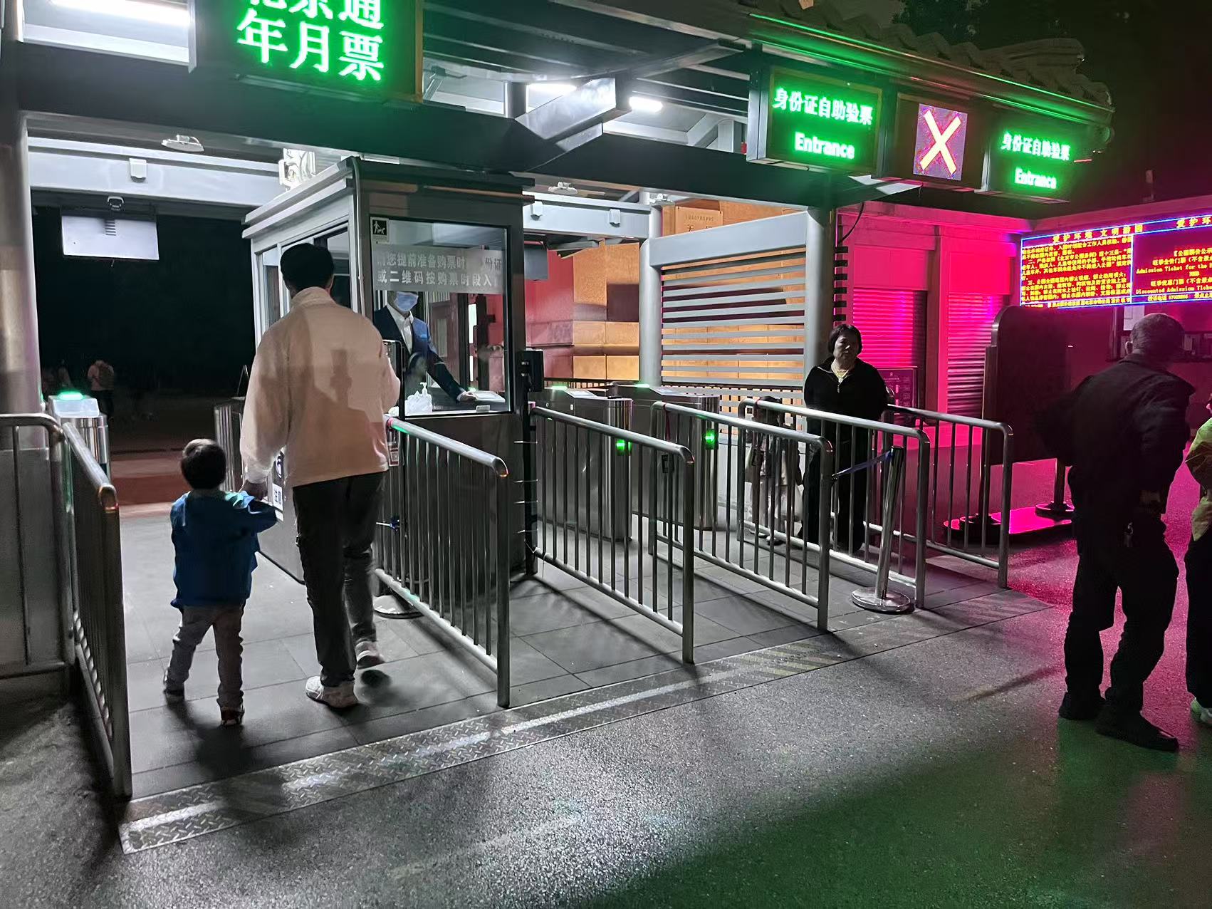 北京天壇公園延長(zhǎng)開放時(shí)間，游客進(jìn)入游覽。人民網(wǎng)記者 李楠樺攝