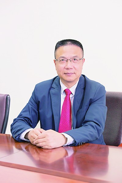徐飛 教授、博士生導(dǎo)師。歷任上海交通大學(xué)副校長(zhǎng)、西南交通大學(xué)校長(zhǎng)、上海財(cái)經(jīng)大學(xué)常務(wù)副校長(zhǎng)，現(xiàn)任福耀科技大學(xué)常務(wù)副校長(zhǎng)。國(guó)務(wù)院政府特殊津貼專家。先后兼任中國(guó)鐵道學(xué)會(huì)副理事長(zhǎng)，中國(guó)管理學(xué)會(huì)組織與戰(zhàn)略專業(yè)委員會(huì)副主任，教育部高等學(xué)校創(chuàng)新創(chuàng)業(yè)教育指導(dǎo)委員會(huì)副主任，中國(guó)高等教育學(xué)會(huì)創(chuàng)新創(chuàng)業(yè)教育分會(huì)理事長(zhǎng)，中國(guó)高質(zhì)量MBA教育認(rèn)證（CAMEA）工作委員會(huì)副主任，中國(guó)職業(yè)技術(shù)教育學(xué)會(huì)副會(huì)長(zhǎng)等。主要研究領(lǐng)域?yàn)閼?zhàn)略管理、競(jìng)爭(zhēng)戰(zhàn)略與博弈論、創(chuàng)新創(chuàng)業(yè)、跨文化戰(zhàn)略領(lǐng)導(dǎo)力等。出版著作20余部。