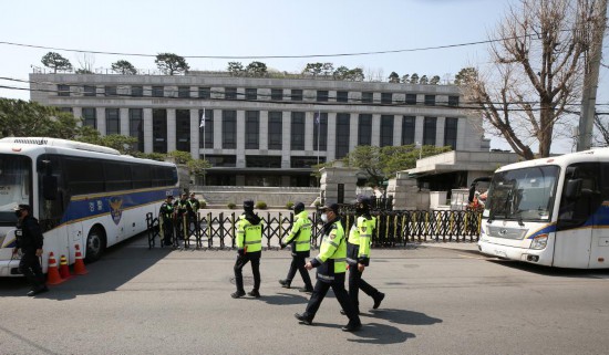 4月3日，在韓國首爾，警察在韓國憲法法院前執(zhí)勤。新華社記者姚琪琳攝