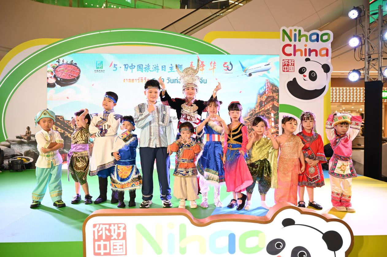 開幕式上，中泰小朋友服飾秀表演。主辦方供圖