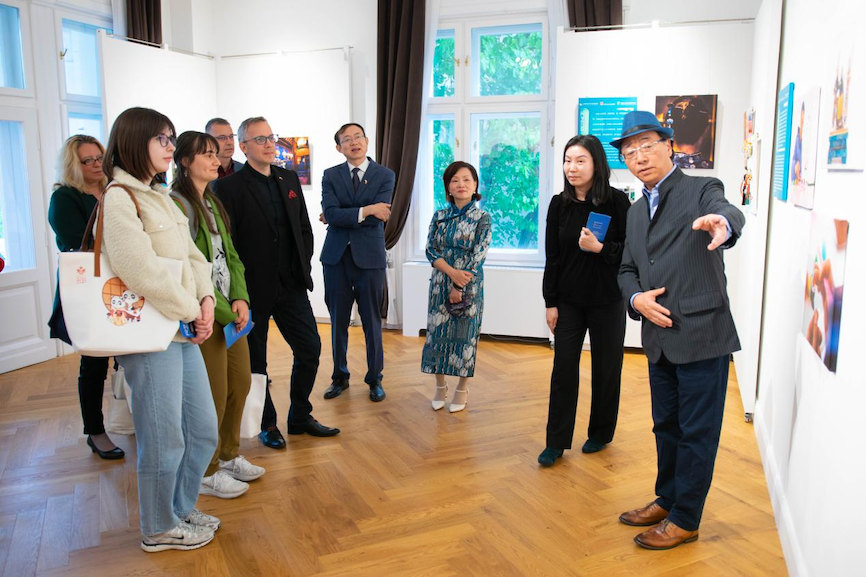 藝術家李守白現(xiàn)場導覽。圖片由布達佩斯中國文化中心供圖