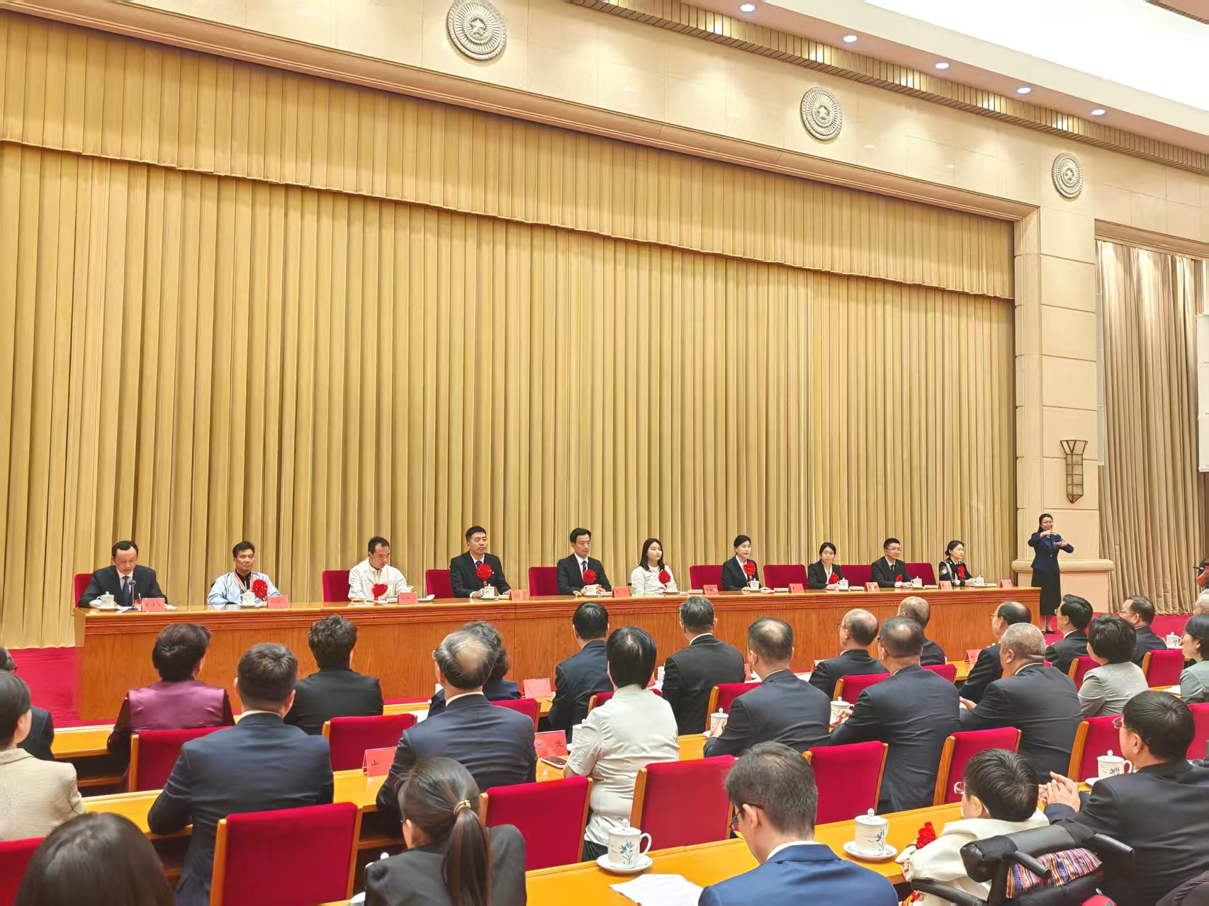第七次全國自強模范暨助殘先進事跡首場報告會現場。 人民網記者 王子鋒攝