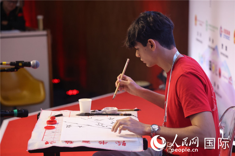 2025年“漢語橋”巴西賽區(qū)決賽的“才藝展示”環(huán)節(jié)，一名參賽者正在繪畫。人民網記者 時元皓攝