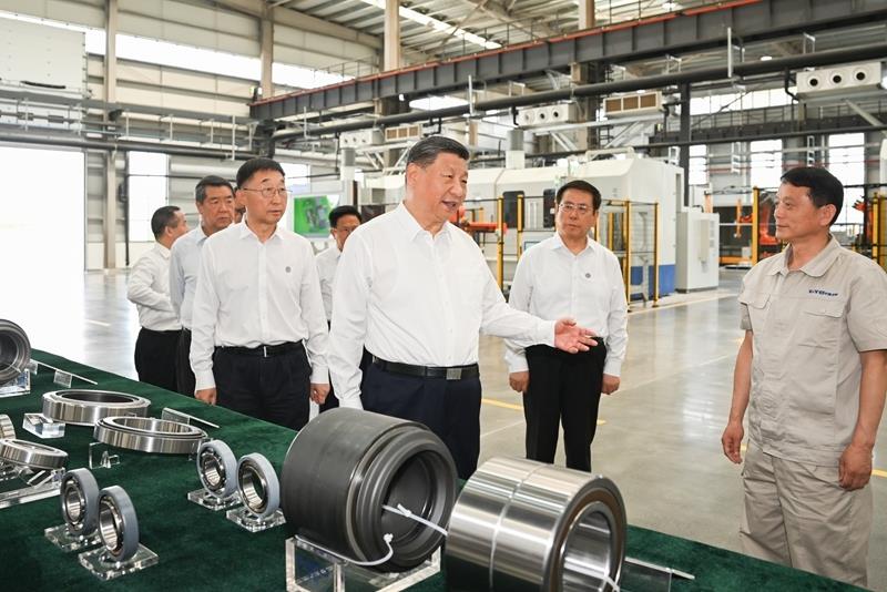 2025年5月19日，習(xí)近平總書記在河南洛陽軸承集團(tuán)股份有限公司智能工廠考察。