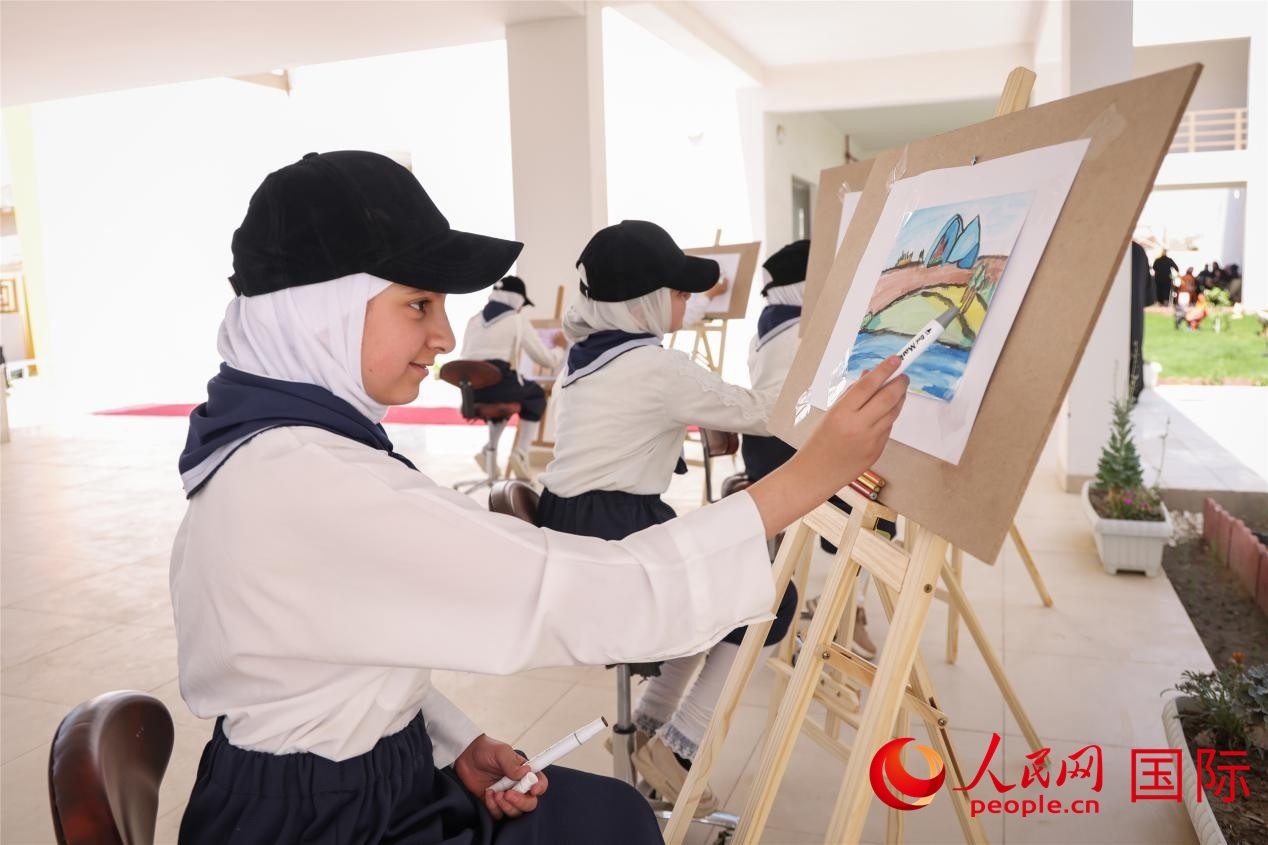 圖為阿爾·圖拉女子學(xué)校學(xué)生在上美術(shù)課。人民網(wǎng)記者 薛丹攝
