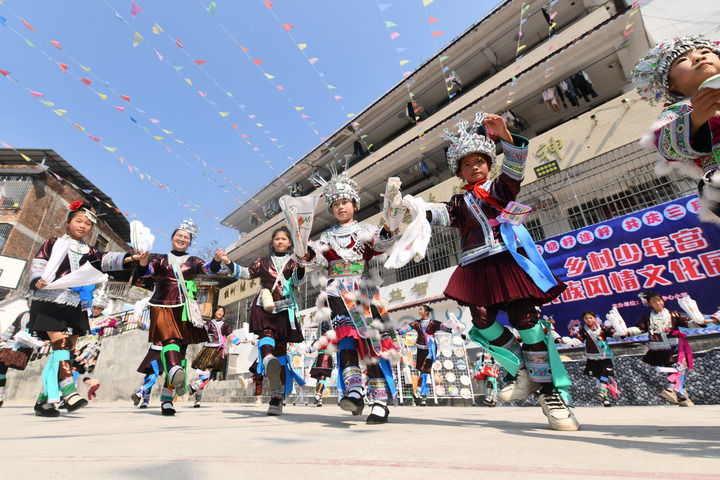 2025年3月25日，廣西柳州市融水苗族自治縣桿洞鄉(xiāng)中心小學(xué)學(xué)生在跳蘆笙踩堂舞。新華社記者 黃孝邦 攝
