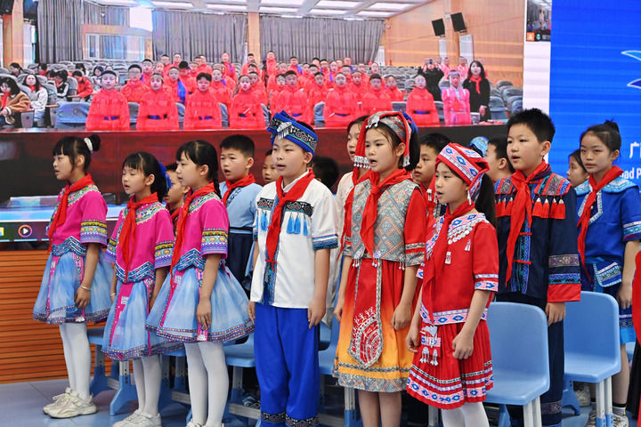 2025年3月28日，在“壯蒙一家親 共筑中國(guó)夢(mèng)”手拉手主題云隊(duì)會(huì)上，廣西南寧市濱湖路小學(xué)四（1）中隊(duì)隊(duì)員通過網(wǎng)絡(luò)和內(nèi)蒙古鄂爾多斯東勝區(qū)第十二小學(xué)四（9）中隊(duì)隊(duì)員一起唱《中國(guó)少年先鋒隊(duì)隊(duì)歌》。新華社記者 周華 攝