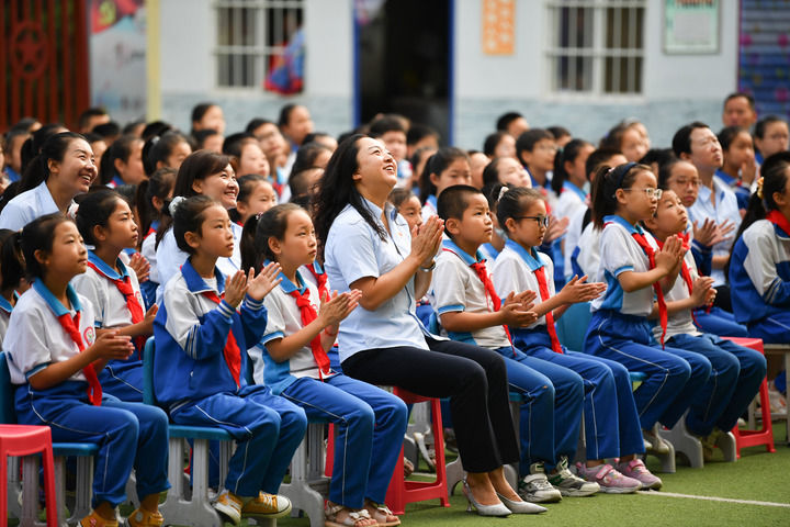 2021年7月1日，在位于陜西省延安市的楊家?guī)X福州希望小學(xué)，師生收看慶祝中國(guó)共產(chǎn)黨成立100周年大會(huì)。新華社記者 張博文 攝