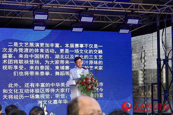 中國(guó)駐法蘭克福總領(lǐng)事黃昳揚(yáng)在致辭中對(duì)龍舟賽表示熱烈祝賀。人民網(wǎng) 依琳攝