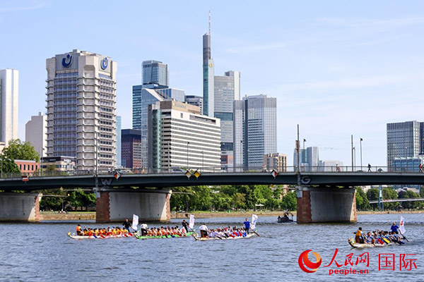 龍舟賽隊(duì)伍奮力揮槳、破浪前行。人民網(wǎng) 依琳攝