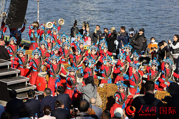 龍舟賽開(kāi)幕式上，《楊家將戰(zhàn)鼓》演奏引爆全場(chǎng)。人民網(wǎng) 依琳攝