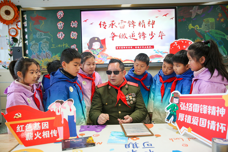 2025年3月3日，江蘇南通如皋市安定小學(xué)里，傷殘軍人許波銀在思政小課堂上向?qū)W生講述雷鋒故事。