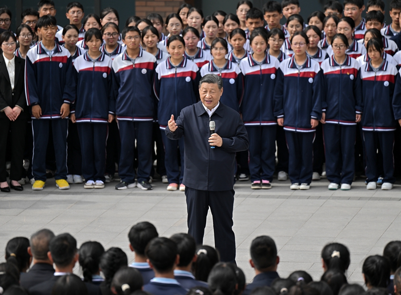 2024年6月18日，習(xí)近平總書記在青海果洛西寧民族中學(xué)考察時，同師生們親切交流。