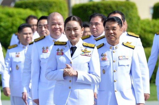 2024年9月7日，泰國總理佩通坦·欽那瓦（前中）及新一屆內(nèi)閣成員在位于首都曼谷的總理府與媒體見面。新華社發(fā)（拉亨攝）