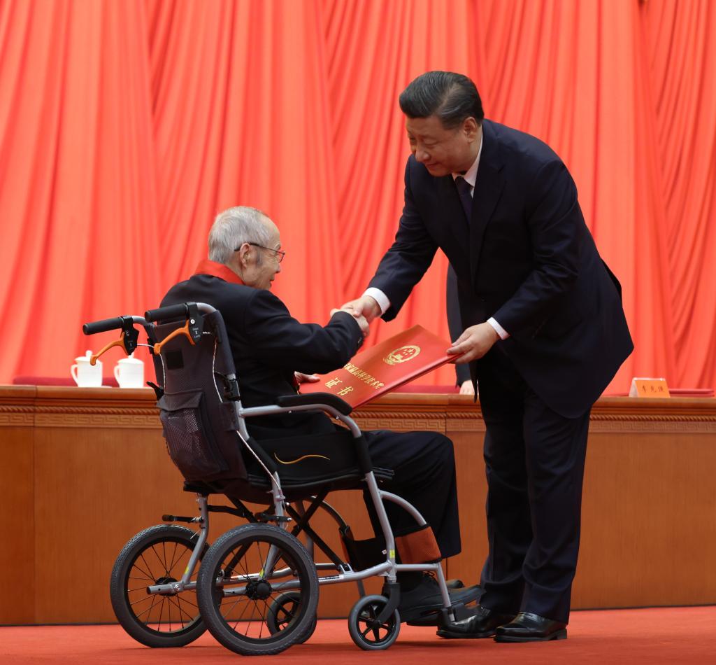2021年11月3日，2020年度國(guó)家科學(xué)技術(shù)獎(jiǎng)勵(lì)大會(huì)在北京人民大會(huì)堂隆重舉行。習(xí)近平總書記向獲得2020年度國(guó)家最高科學(xué)技術(shù)獎(jiǎng)的中國(guó)航空工業(yè)集團(tuán)有限公司顧誦芬院士頒獎(jiǎng)。新華社記者 龐興雷 攝