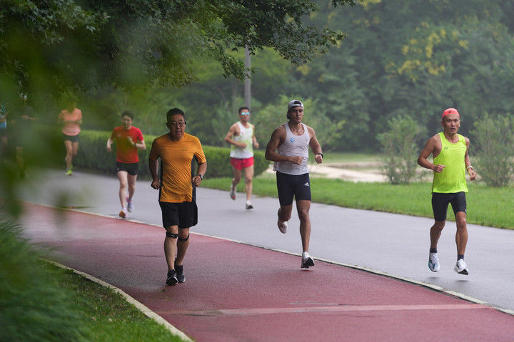 2024年7月14日，市民在北京中軸線延長線上的奧林匹克森林公園運動鍛煉。