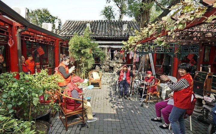 2024年10月12日，鐘樓灣胡同的老年人在社區(qū)內的四合院養(yǎng)老驛站休閑。2017年起，北京市先后開展了兩輪背街小巷環(huán)境整治提升行動，完整保留了中軸線生活建筑群的歷史信息，并根據居民的生活和居住方式進行適配化的更新和改造，極大地改善了生活環(huán)境。2023年鐘樓灣胡同被評為“北京最美街巷”。